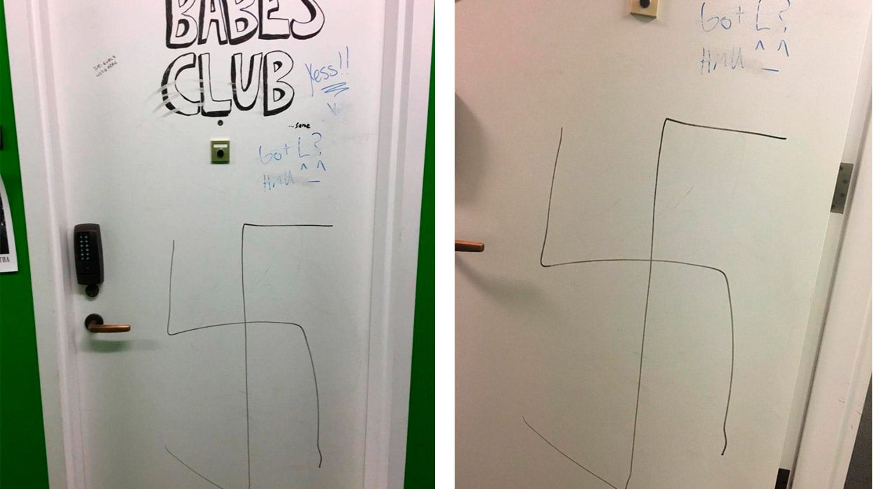 Aparecen pintadas esvásticas en la puerta de los estudiantes judíos en una universidad de Nueva York Aparecen pintadas esvásticas en la puerta de los estudiantes judíos en una universidad de Nueva York
