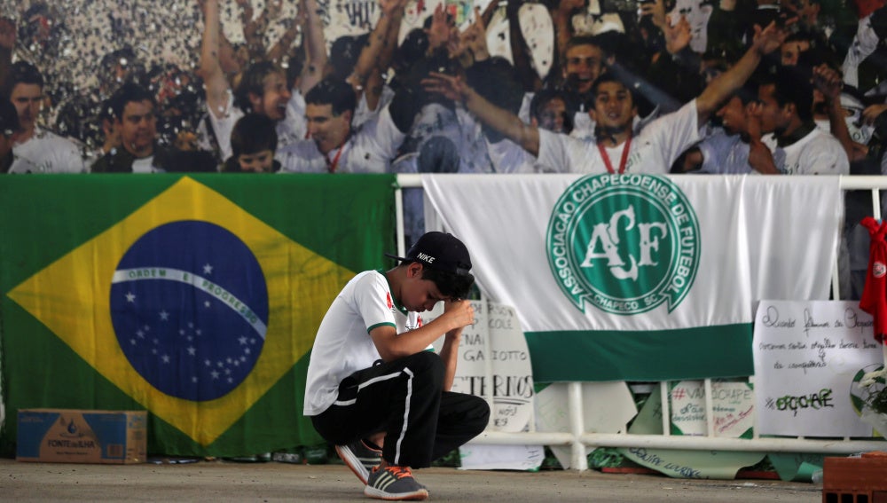 Un aficionado del Chapeconese junto al estadio