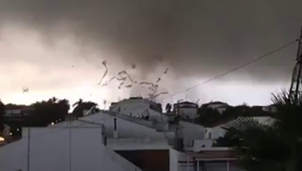 Frame 25.484142 de: Un tornado destruye la estructura de unas 40 hectáreas de fresas entre Palos y Mazagón
