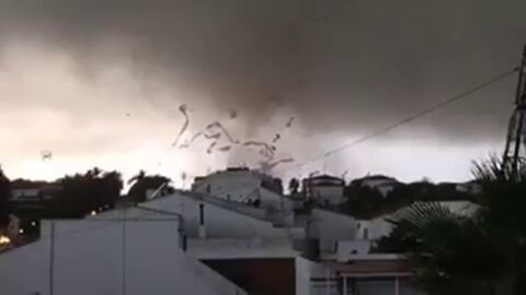 Frame 25.484142 de: Un tornado destruye la estructura de unas 40 hect&aacute;reas de fresas entre Palos y Mazag&oacute;n