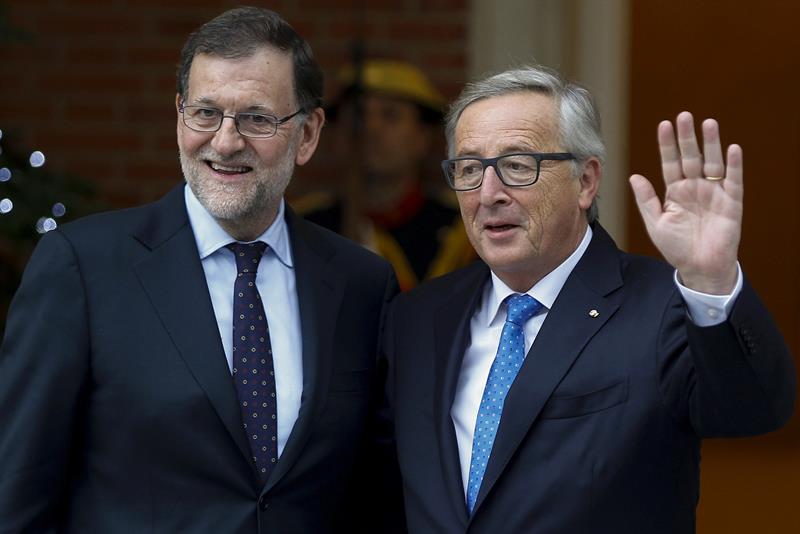 Rajoy expresa a Juncker que España cumplirá ante la UE con las nuevas medidas que aprobará Rajoy expresa a Juncker que España cumplirá ante la UE con las nuevas medidas que aprobará