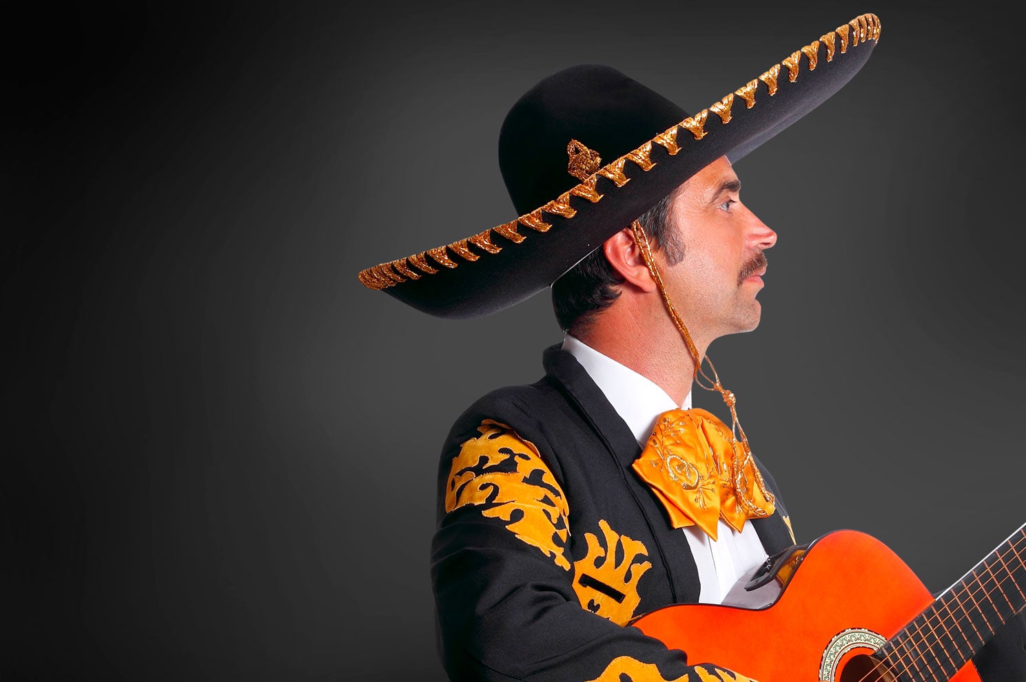 Un hombre contrata a unos mariachis para que sorprendan a su mujer y uno de ellos descubre que es su novia Un hombre contrata a unos mariachis para que sorprendan a su mujer y uno de ellos descubre que es su novia
