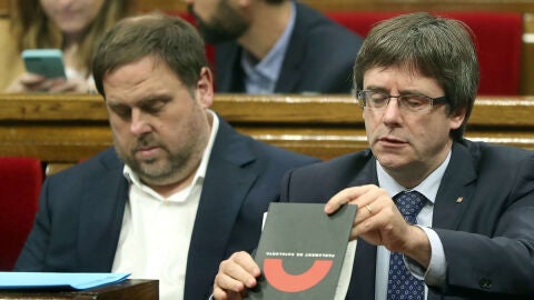 Oriol Junqueras y Carles Puigdemont en el Parlament