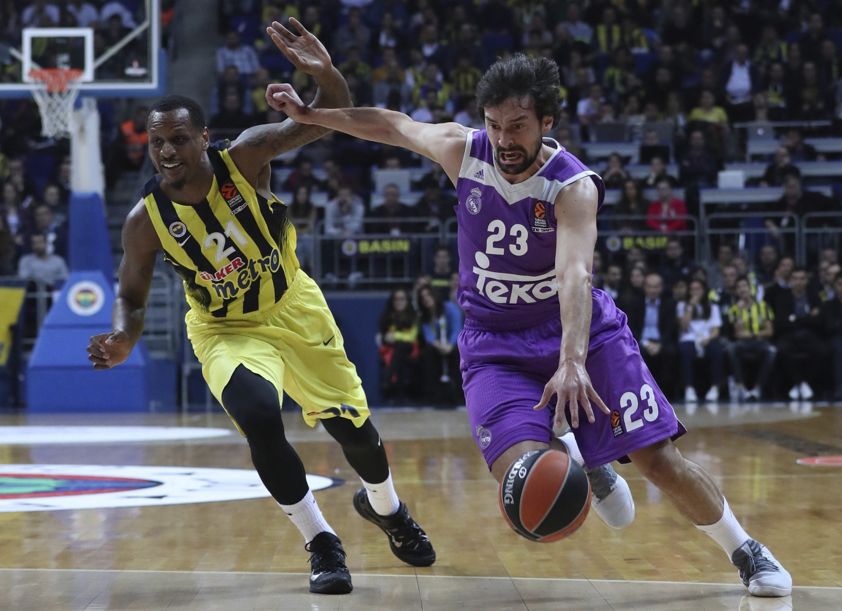 El Real Madrid pierde en cancha del Fenerbahce con un polémico final El Real Madrid pierde en cancha del Fenerbahce con un polémico final