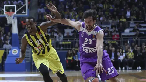 Sergio Llull intenta entrar a canasta ante la defensa del Fenerbahce Sergio Llull intenta entrar a canasta ante la defensa del Fenerbahce