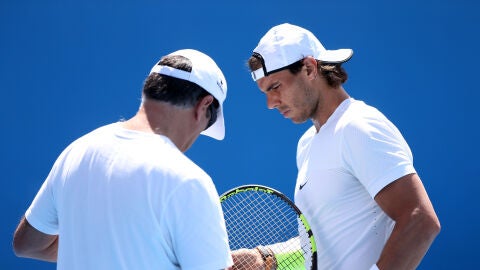 Toni Nadal habla con su sobrino Rafa