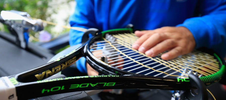 Un persona encuerda una raqueta de tenis Un persona encuerda una raqueta de tenis
