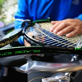 Un persona encuerda una raqueta de tenis Un persona encuerda una raqueta de tenis