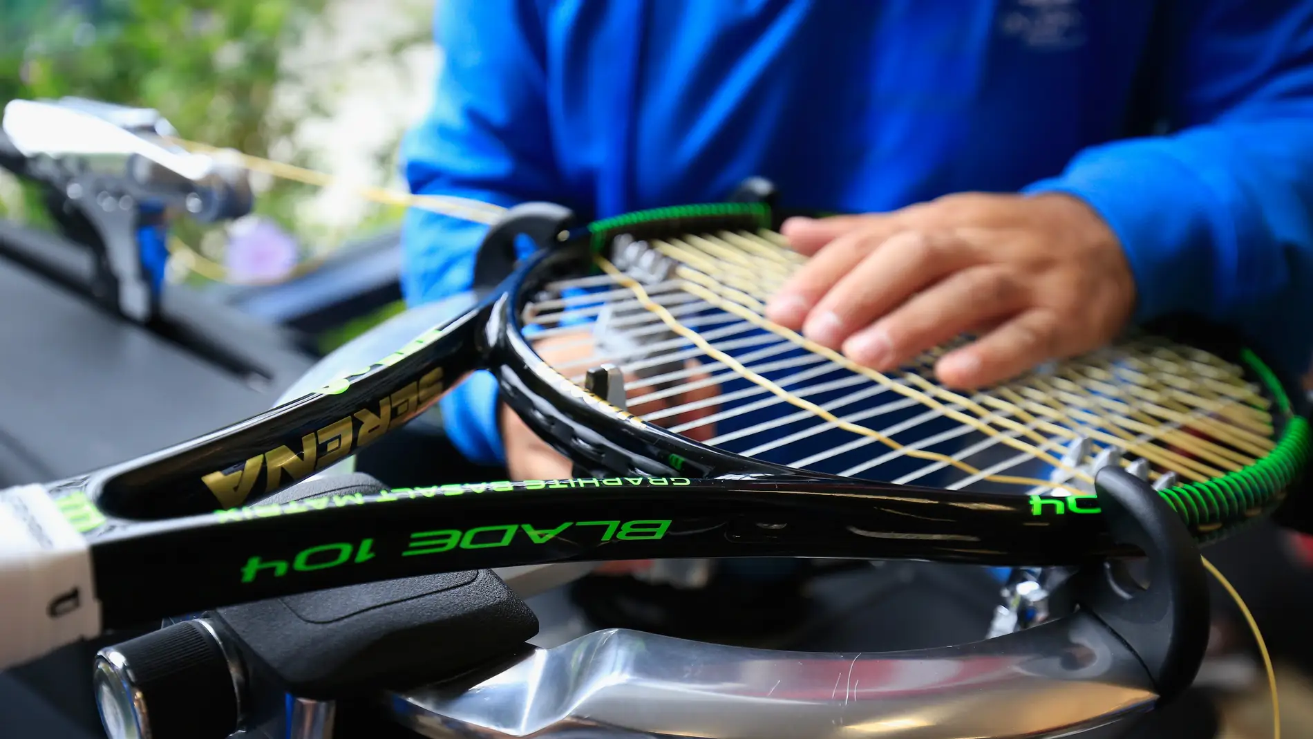 Un persona encuerda una raqueta de tenis