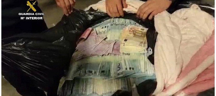 Dinero intervenido por la Guardia Civil a dos chinos en el aeropuerto de El Prat, en Barcelona. Dinero intervenido por la Guardia Civil a dos chinos en el aeropuerto de El Prat, en Barcelona.