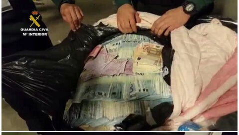 Dinero intervenido por la Guardia Civil a dos chinos en el aeropuerto de El Prat, en Barcelona.