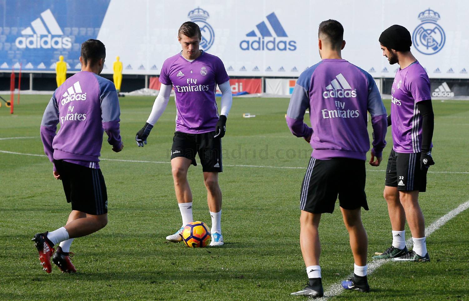 Toni Kroos da la sorpresa uniéndose al último entrenamiento del Real Madrid antes del Clásico Toni Kroos da la sorpresa uniéndose al último entrenamiento del Real Madrid antes del Clásico