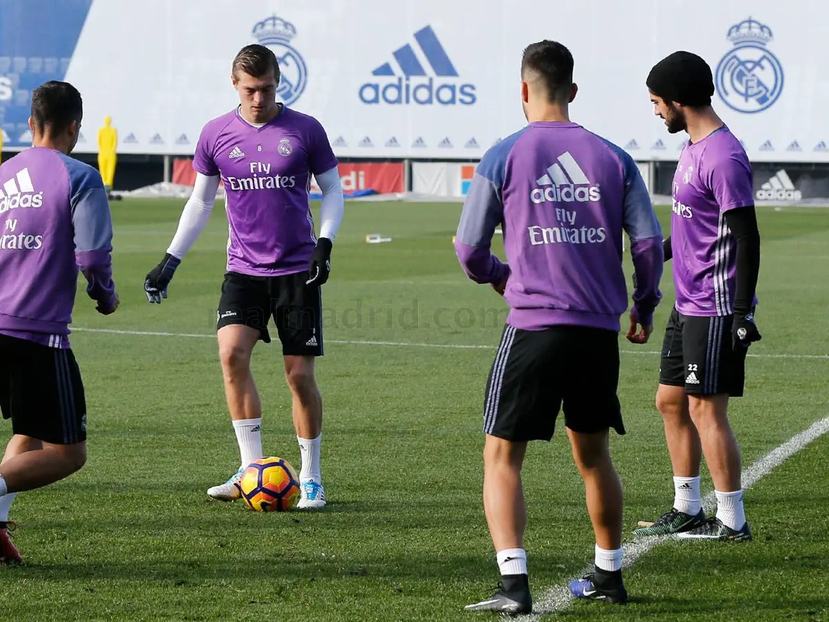 Tentáculo pérdida Tóxico Toni Kroos da la sorpresa uniéndose al último entrenamiento del Real Madrid  antes del Clásico | Onda Cero Radio