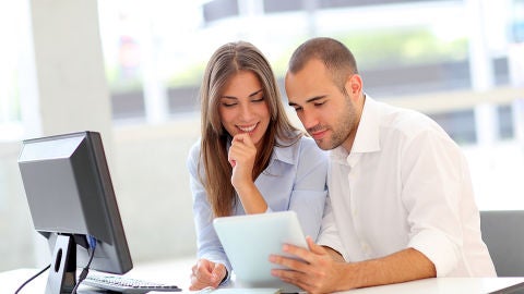 Pareja trabajando juntos