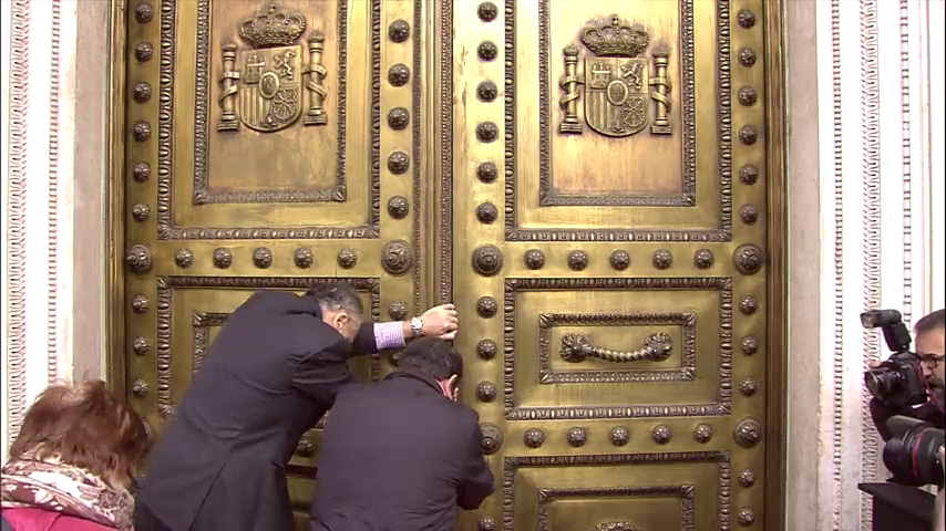 La Puerta de los Leones, del Congreso de los Diputados, se queda atascada y abre con diez minutos de retraso La Puerta de los Leones, del Congreso de los Diputados, se queda atascada y abre con diez minutos de retraso