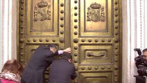 Frame 8.441468 de: La Puerta de los Leones, del Congreso de los Diputados, se queda atascada y abre con diez minutos de retraso