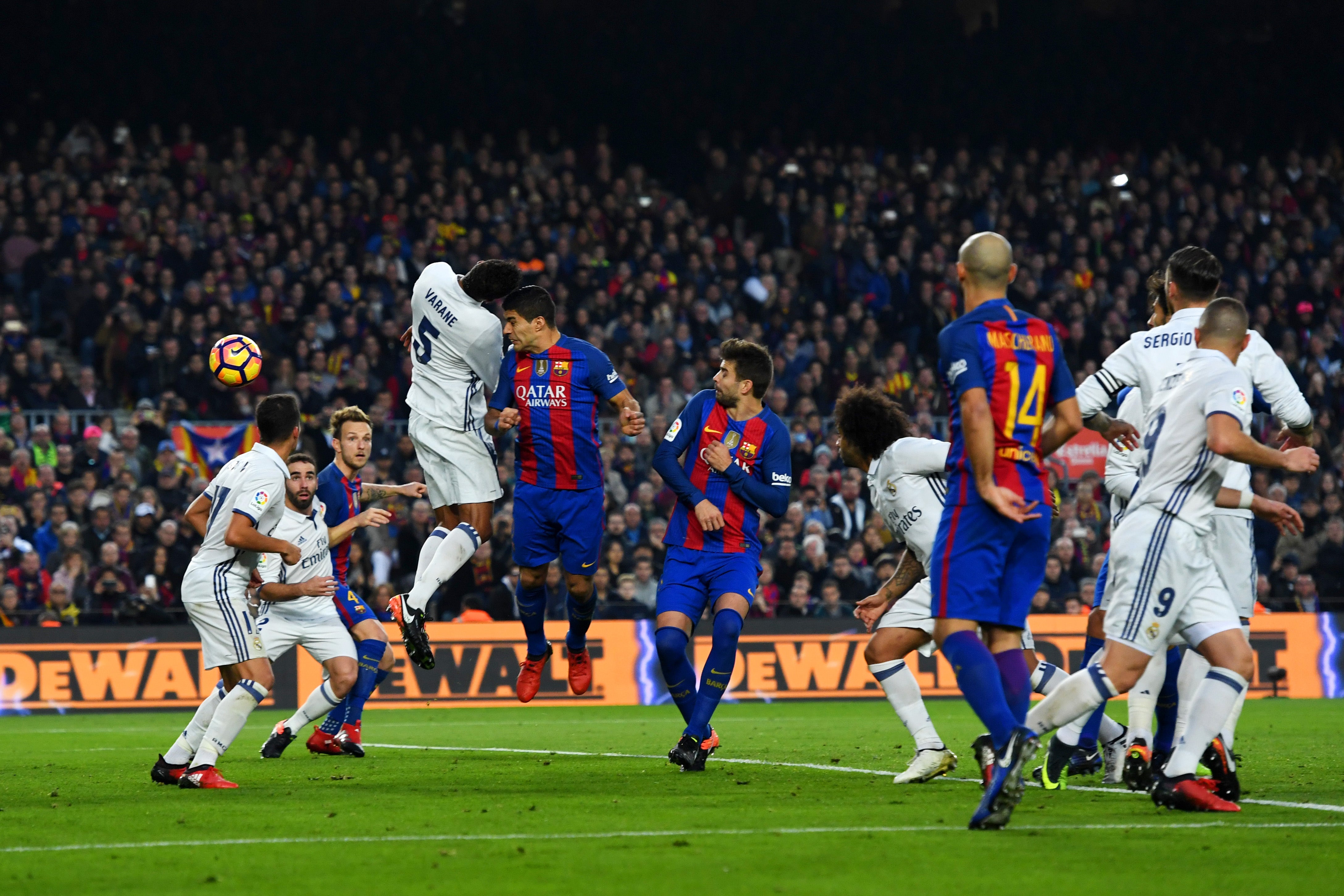 Barcelona 1 - 1 Real Madrid. El Barcelona y el Real Madrid empatan el Clásico con goles de Suárez y Ramos Barcelona 1 - 1 Real Madrid. El Barcelona y el Real Madrid empatan el Clásico con goles de Suárez y Ramos