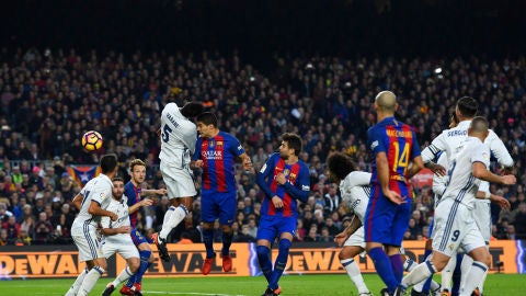 Luis Su&aacute;rez anota un gol al Real Madrid