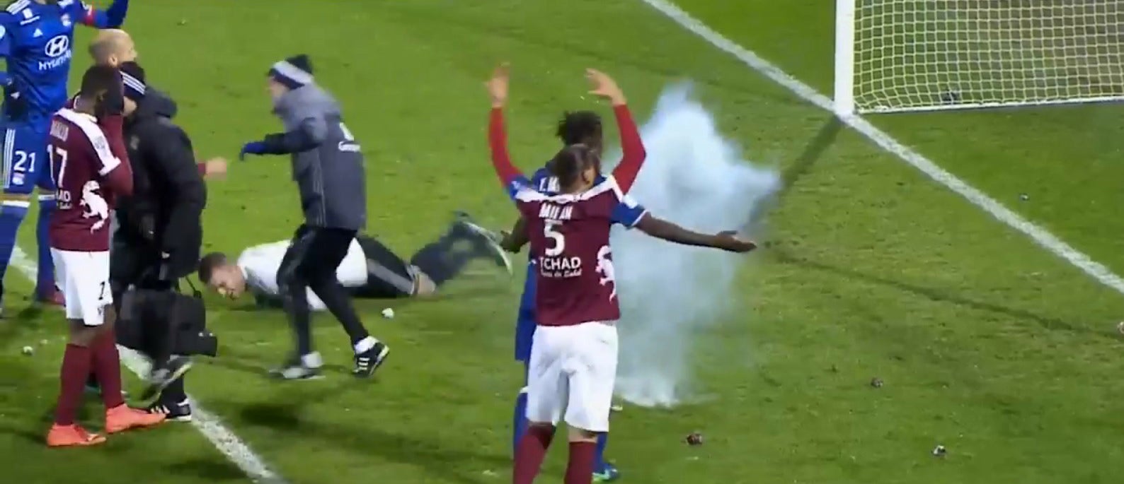 Se suspende el Metz - Olympique de Lyon tras lanzarse un petardo contra el portero visitante Se suspende el Metz - Olympique de Lyon tras lanzarse un petardo contra el portero visitante