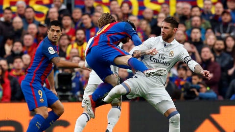 Entrada de Sergio Ramos a Leo Messi