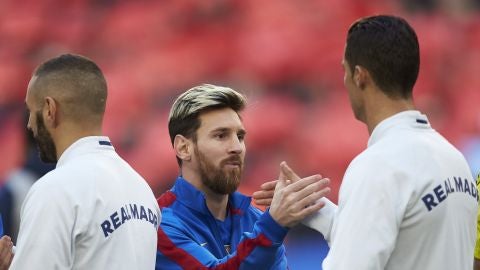 Messi y Cristiano se saludan antes de un Cl&aacute;sico en el Camp Nou