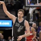 Pau Gasol celebra una canasta