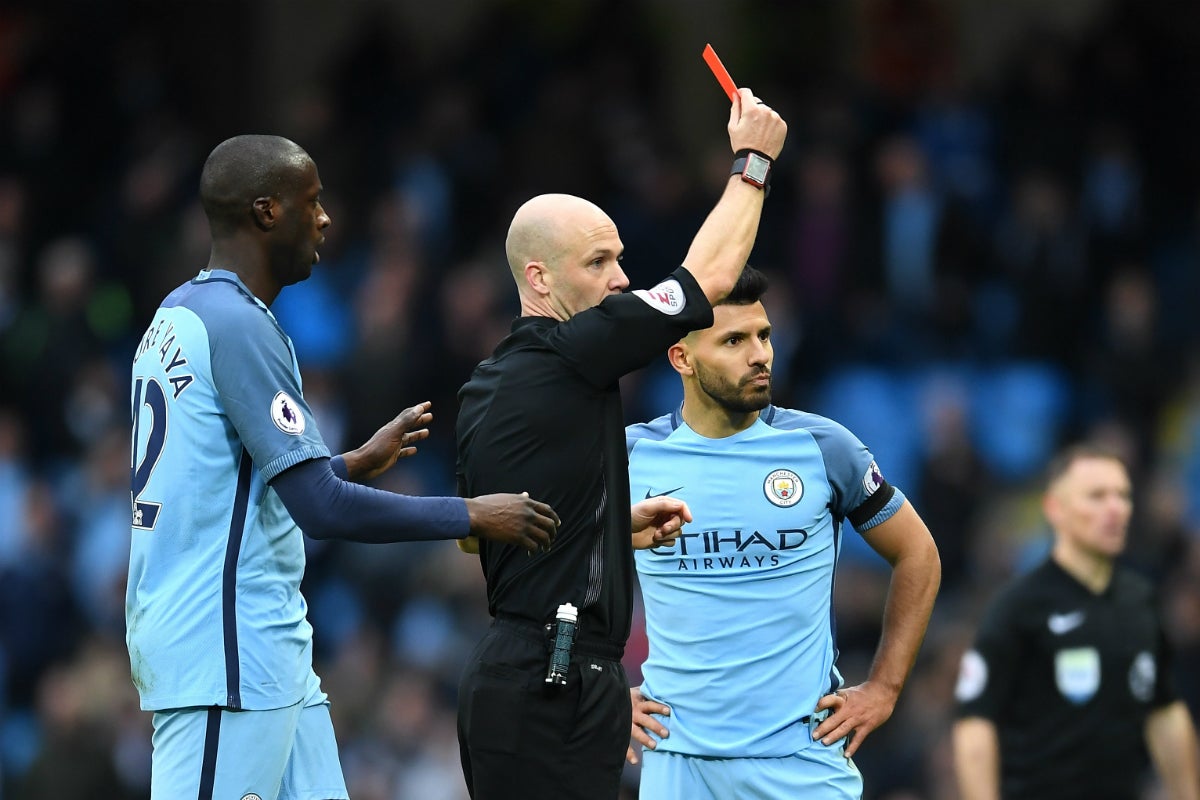 A Agüero le podrían caer hasta cuatro partidos de sanción por su dura entrada a David Luiz A Agüero le podrían caer hasta cuatro partidos de sanción por su dura entrada a David Luiz