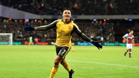 Alexis S&aacute;nchez celebra uno de sus tres goles al West Ham 