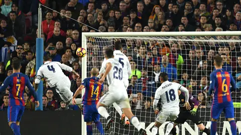 Sergio Ramos anotando el gol del empate Sergio Ramos anotando el gol del empate