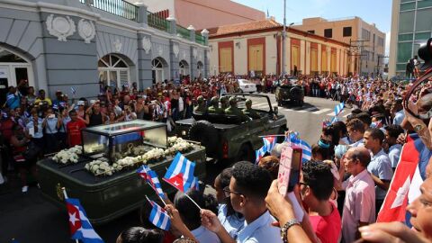 Miles de personas reciben a la caravana con las cenizas del fallecido l&iacute;der de la revoluci&oacute;n cubana Fidel Castro 