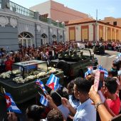 Miles de personas reciben a la caravana con las cenizas del fallecido líder de la revolución cubana Fidel Castro 