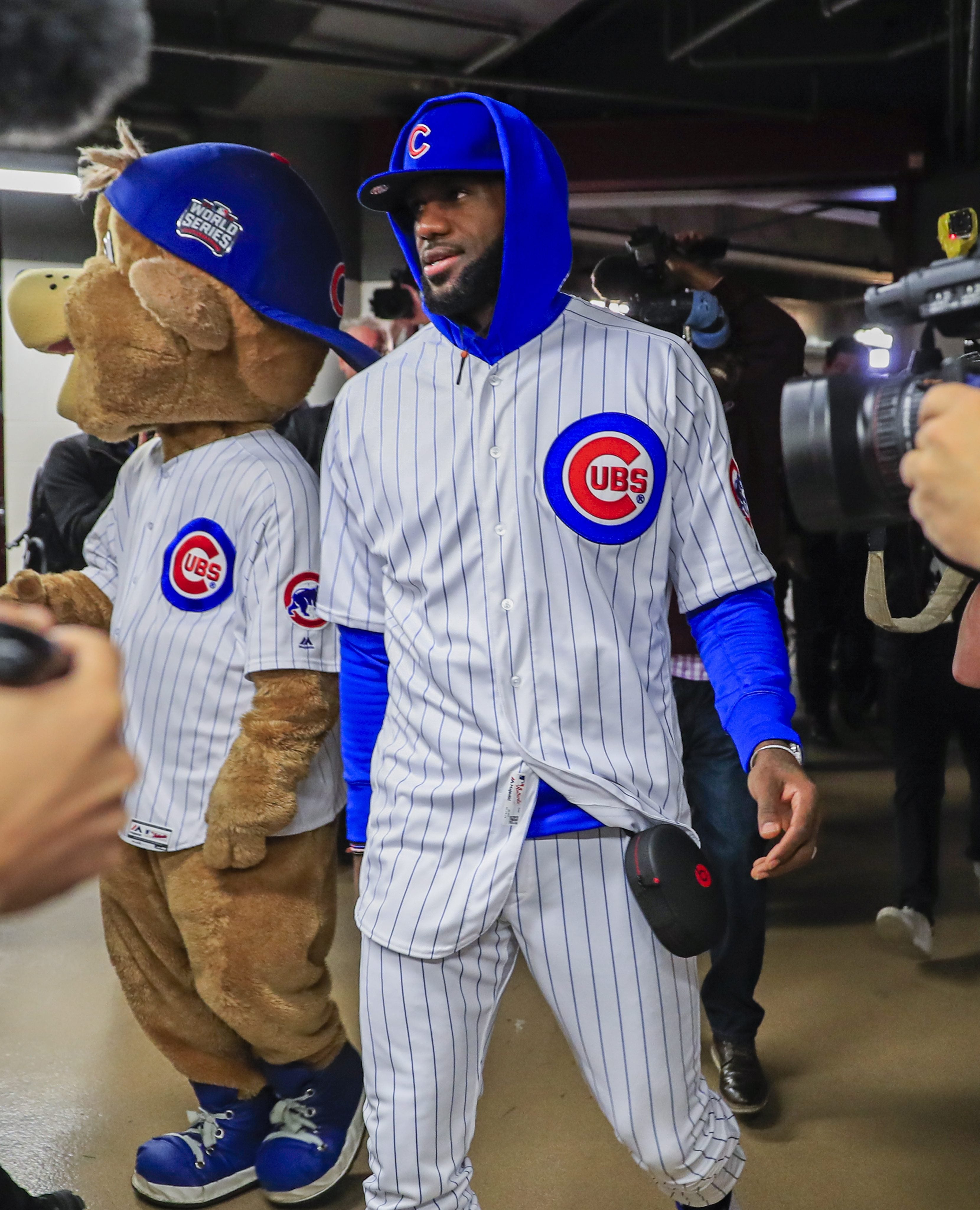 Lebron James cumple su apuesta y llega al United Center con el uniforme de los Cachorros de Chicago Lebron James cumple su apuesta y llega al United Center con el uniforme de los Cachorros de Chicago