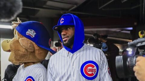 Lebron James vestido de los Cachorros de Chicago