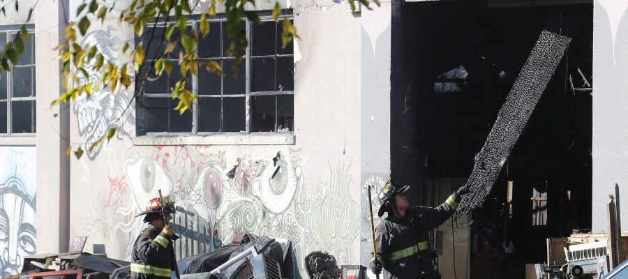 Labores de rescate tras el incendio de California Labores de rescate tras el incendio de California