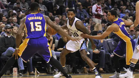 Troy Daniels, ante los Lakers Troy Daniels, ante los Lakers