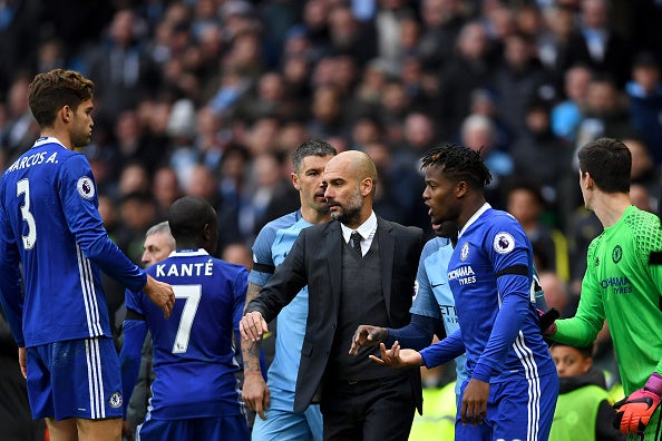 Pep Guardiola 'pasa' de saludar a Cesc Fábregas después del partido ante el Chelsea Pep Guardiola 'pasa' de saludar a Cesc Fábregas después del partido ante el Chelsea
