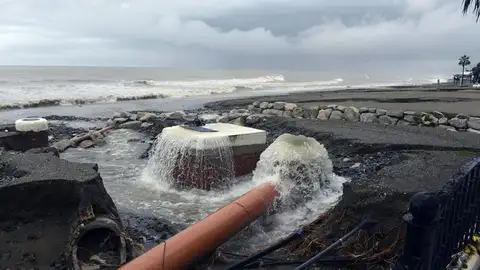Vista de la plalya de San Pedro en Marbella tras las fuertes lluvias caídas esta noche Vista de la plalya de San Pedro en Marbella tras las fuertes lluvias caídas esta noche