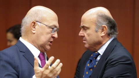El ministro espa&ntilde;ol de Econom&iacute;a, Luis de Guindos (d), conversa con el ministro de Finanzas franc&eacute;s, Michel Sapin