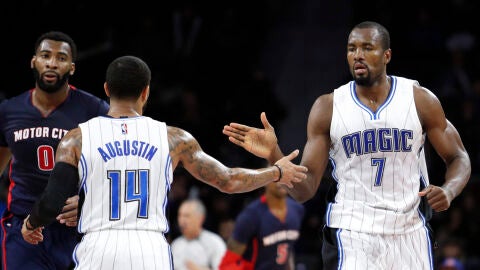 Serge Ibaka choca su mano con la de DJ Augustin