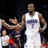 Serge Ibaka choca su mano con la de DJ Augustin Serge Ibaka choca su mano con la de DJ Augustin