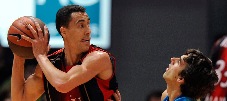 Pablo Prigioni, defendido por Víctor Sada Pablo Prigioni, defendido por Víctor Sada