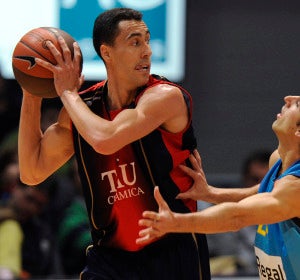 Pablo Prigioni, defendido por Víctor Sada Pablo Prigioni, defendido por Víctor Sada