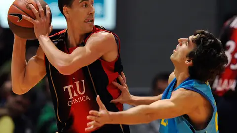 Pablo Prigioni, defendido por Víctor Sada Pablo Prigioni, defendido por Víctor Sada