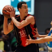 Pablo Prigioni, defendido por Víctor Sada Pablo Prigioni, defendido por Víctor Sada