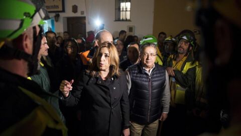 La presidenta de la Junta de Andaluc&iacute;a, Susana D&iacute;az, y el ministro del Interior, Juan Ignacio Zoido, durante la visita a la zona afectada por el temporal de C&aacute;rtama, en M&aacute;laga