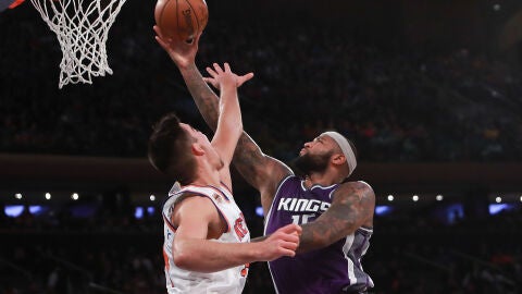 Willy Hernang&oacute;mez intenta defender a DeMarcus Cousins