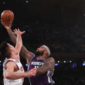Willy Hernangómez intenta defender a DeMarcus Cousins Willy Hernangómez intenta defender a DeMarcus Cousins
