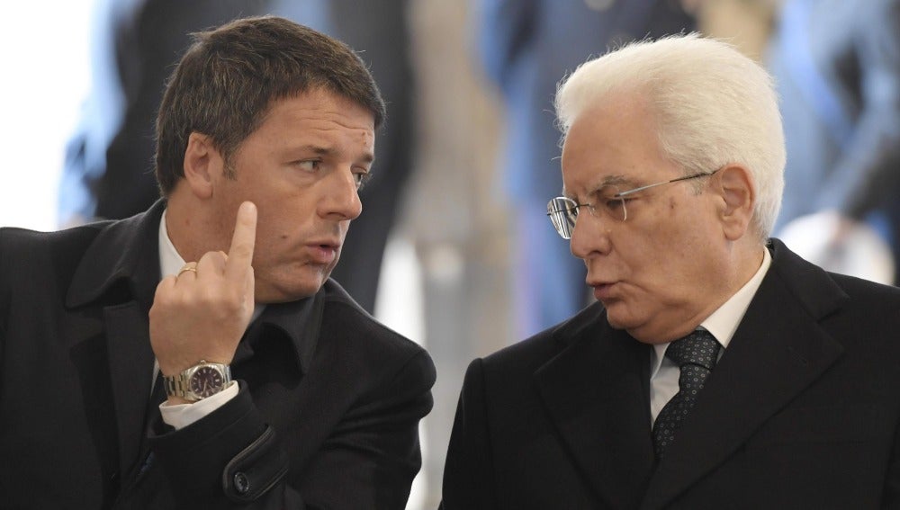 El presidente Sergio Mattarella conversa en un acto con Matteo Renzi