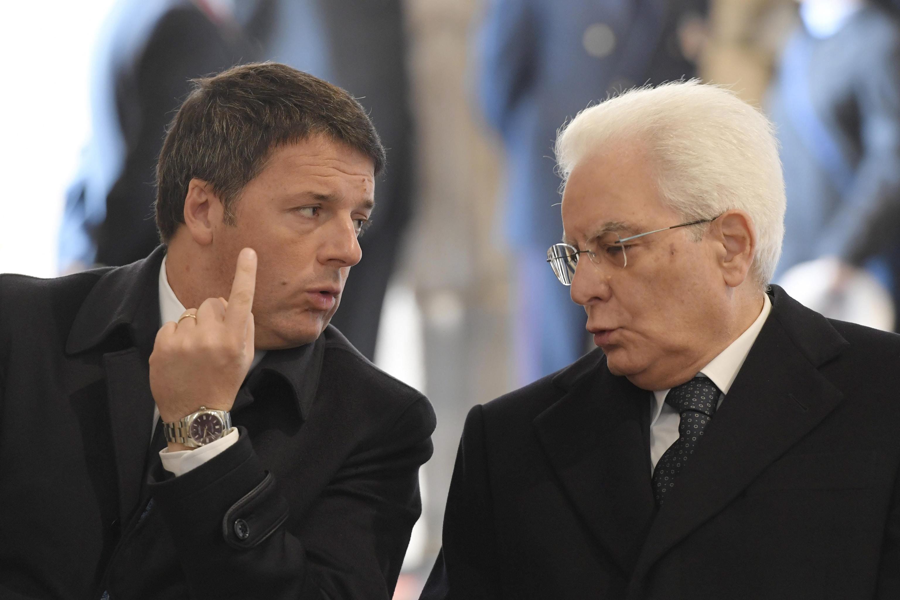 Mattarella pide a Renzi que posponga su dimisión hasta la aprobación de los Presupuestos Mattarella pide a Renzi que posponga su dimisión hasta la aprobación de los Presupuestos