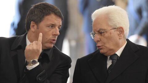 El presidente Sergio Mattarella conversa en un acto con Matteo Renzi